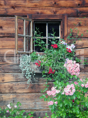 Fenster an einem alten Bauernhaus in den Alpen