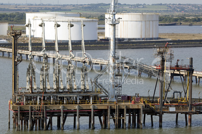 Hafenanlage, Verladung von Öl