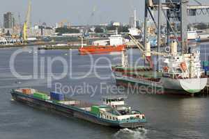 Frachtschiffe im Hafen von Rotterdam, Niederlande