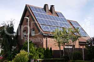 Wohnhaus mit Solarzellen auf dem Dach  rural residence with solar panels on a roof
