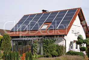 Wohnhaus mit Solarzellen auf dem Dach  rural residence with solar panels on a roof