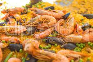 Paella mit Shrimps und Muscheln
