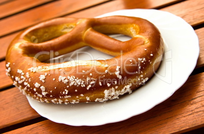 brezel auf einem teller