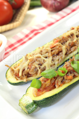 frisch gefüllte Zucchinis mit Hackfleisch und Käse