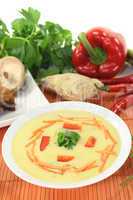 Currysuppe mit Huhn und Möhren