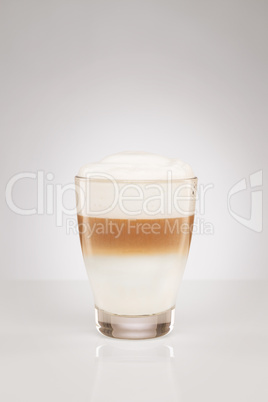 latte macchiato in einem kleinen glas