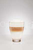 latte macchiato in einem kleinen glas