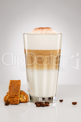 latte macchiato mit schokoladenpulver kaffee bohnen und keks