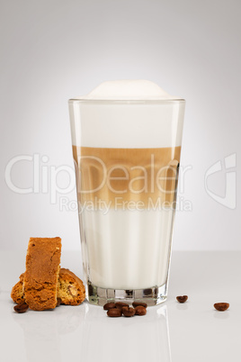 latte macchiato mit keks und kaffeebohnen