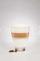 kleine latte macchiato mit kaffee bohnen