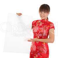 Chinese cheongsam girl holding white blank card
