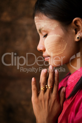Myanmar girl is praying