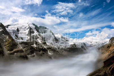 Bergkette mit Nebel im Tal