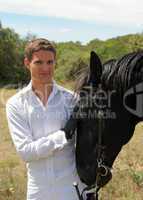 jeune homme et horse