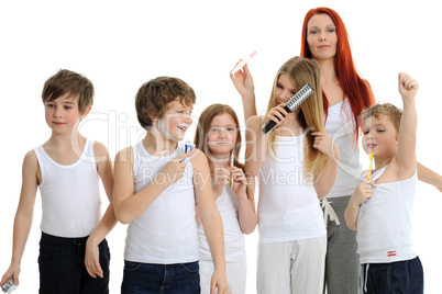 red haired woman with 5 kids
