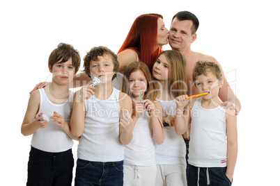 woman with 5 kids kissing her man