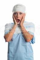 Kreischende Krankenschwester mit Kopfverband