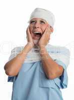 Kreischende Krankenschwester mit Kopfverband