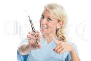 Zahnärztin mit Spritze