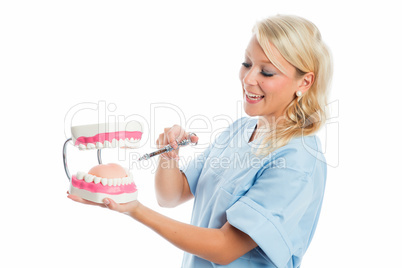Zahnärztin gibt Betäubungsspritze