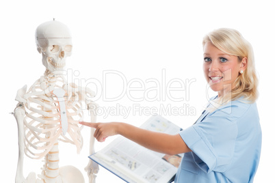 Krankenschwester mit Skelett