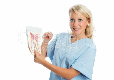 Zahnärztin gibt Betäubungsspritze
