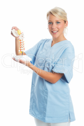 Krankenschwester zeigt Aufbau der Wirbelsäule