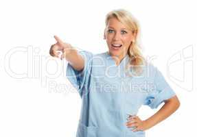 Blonde Krankenschwester zeigt mit dem Finger