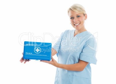Ärztin mit Verbandskasten