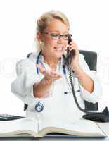Ärztin telefoniert am Schreibtisch