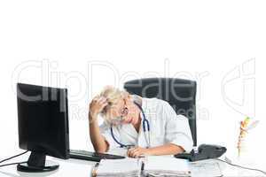 Müde Ärztin am Schreibtisch
