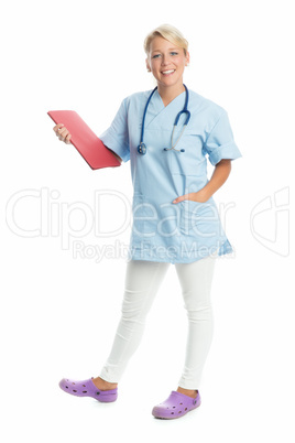 Krankenschwester mit Befundmappe