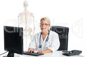 Ärztin am Schreibtisch