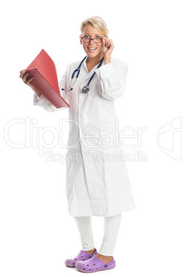 Krankenschwester mit Befundmappe