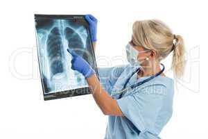 Krankenschwester mit Röntgenbild