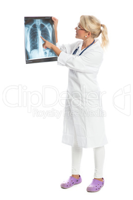 Krankenschwester mit Röntgenbild