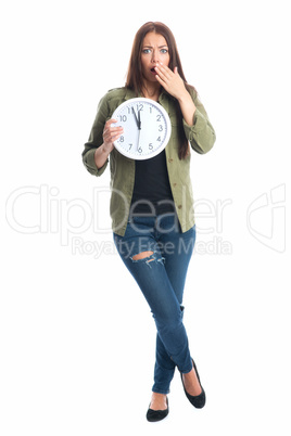 Brünette Frau mit Wanduhr