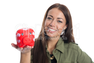 Brünette Frau mit Sparschwein