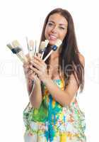 Brünette Frau mit Malerpinsel