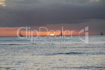 Roter Sonnenuntergang mit Segelyachten im Hintergrund