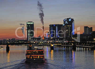 Schiff auf dem Main in Frankfurt