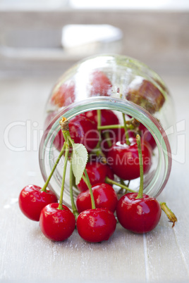 Rote Kirschen im Einmachglas