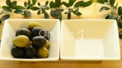 Olivenöl läuft in eine Schale