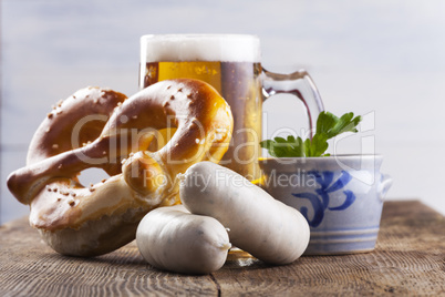 Bayerische Weißwurst mit Bretzel und Bier