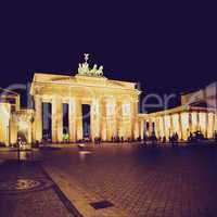 retro look brandenburger tor berlin at night