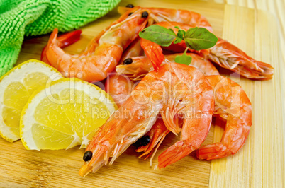 shrimps on board with lemon slices