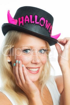 Blonde Frau mit Halloweenhut