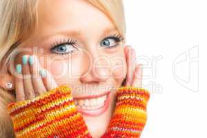 Blonde Frau mit Strickhandschuhen