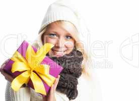 Blonde Frau hält Geschenk