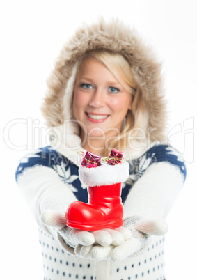 Blonde Frau überreicht  Nikolausstiefel